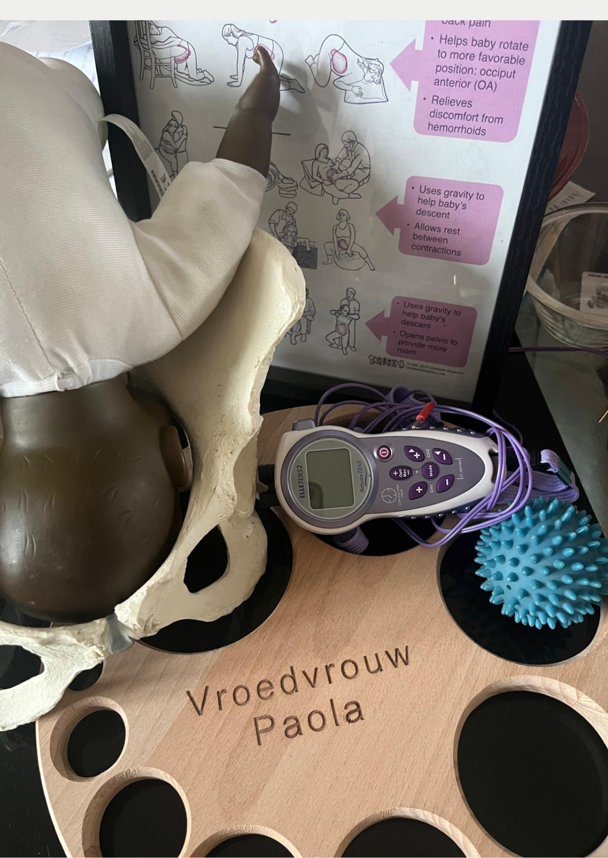 Zorgset met bekkenmodel, TENS apparaat, blauwe massagebal en bevallingshoudingen